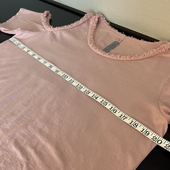 RAQUEL ALLEGRA asymmetrical cold shoulder raw edge cutout Tee, blush, size 1 {M} - Picture 9 of 11